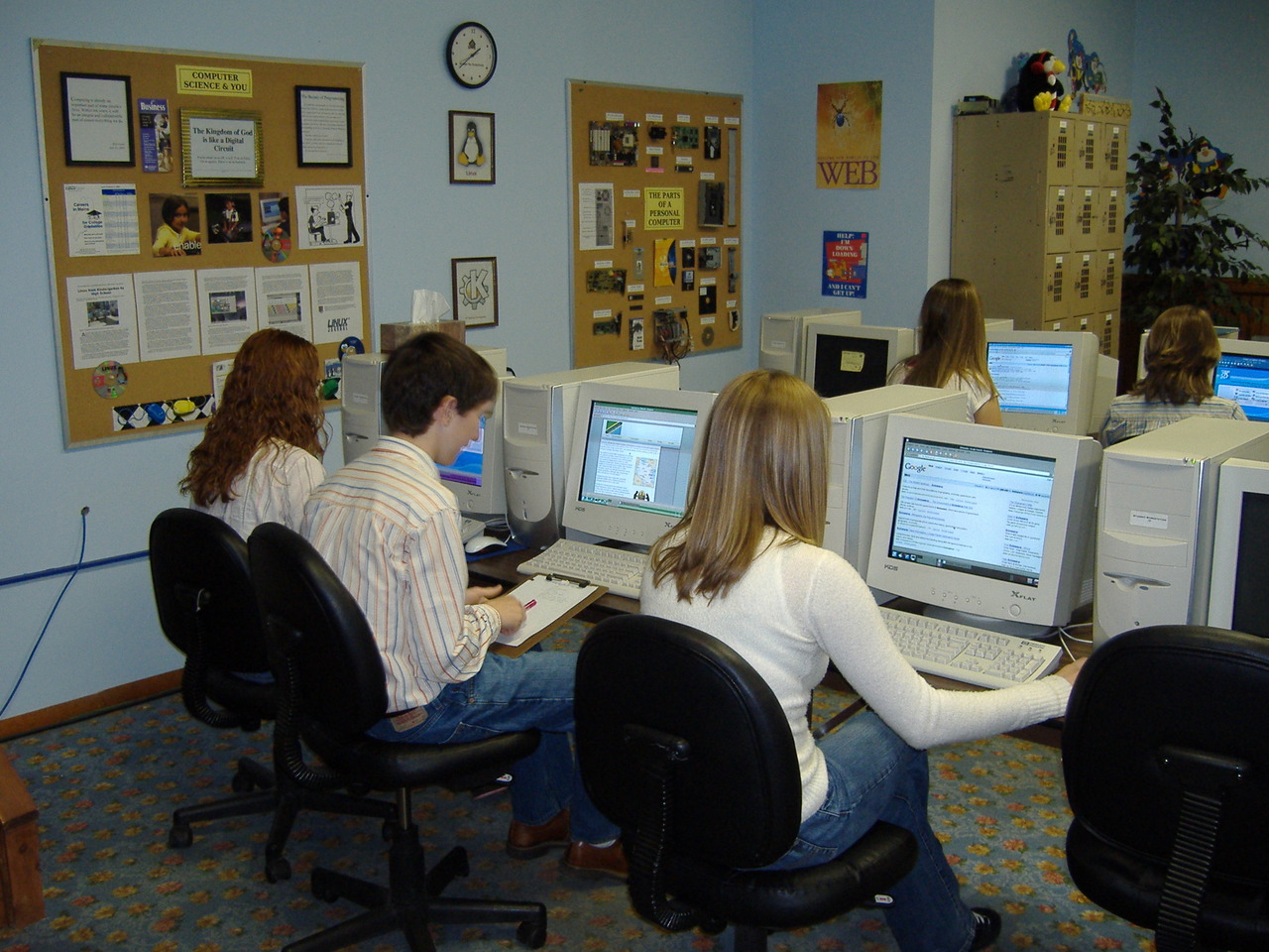 students_working_on_class_assignment_in_computer_lab